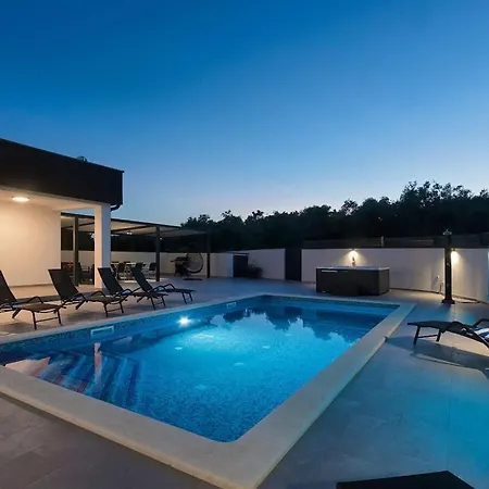 In With Swimming Pool Villa Pula