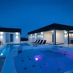 Вилла In With Swimming Pool Пула