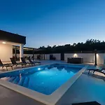 In With Swimming Pool Вилла Пула