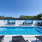Вилла In With Swimming Pool Пула