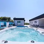 In With Swimming Pool Вилла *
