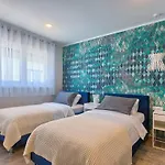Вилла In With Swimming Pool Пула