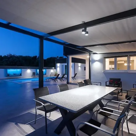 In Pula With Swimming Pool * Pula