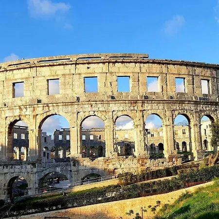 Villa In Pula With Swimming Pool *