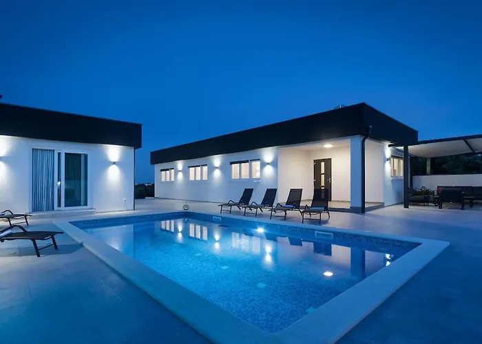 Villa In Pula With Swimming Pool Pula