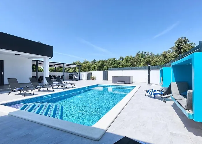 In With Swimming Pool Villa Pula