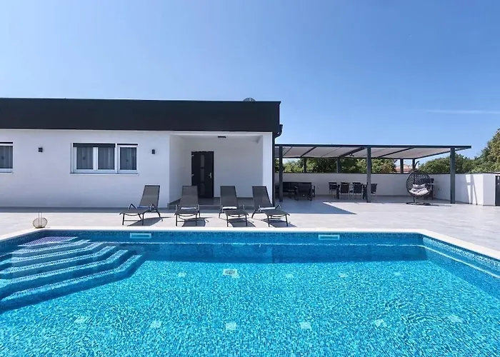 In With Swimming Pool Villa Pula