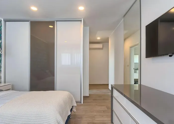 In Pula With Swimming Pool * Pula