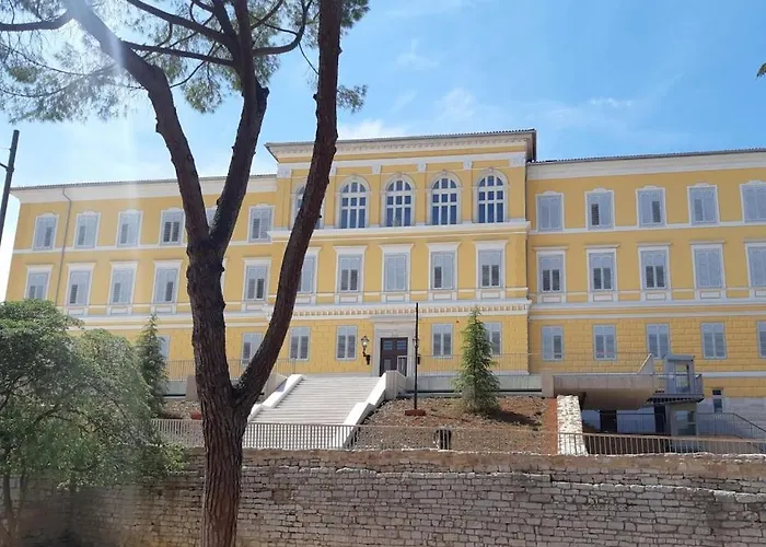 Villa In Pula With Swimming Pool Pula