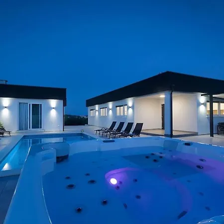 וילה In With Swimming Pool פולה