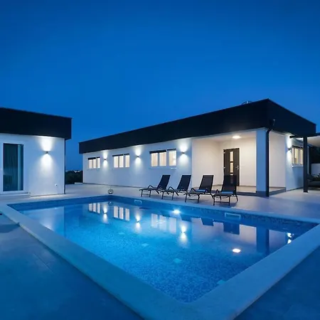 וילה In With Swimming Pool פולה