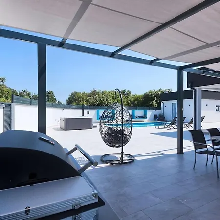 In With Swimming Pool וילה