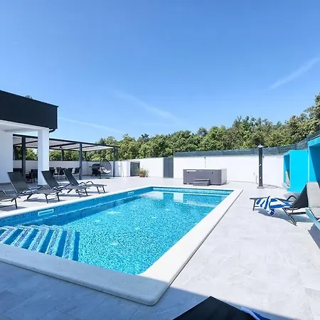 In With Swimming Pool וילה פולה
