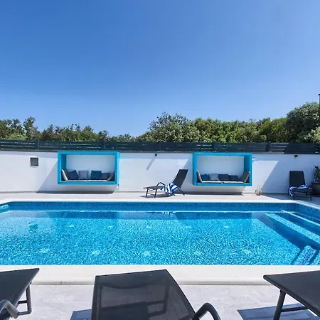 וילה In With Swimming Pool פולה