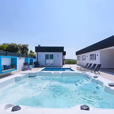 In With Swimming Pool וילה *