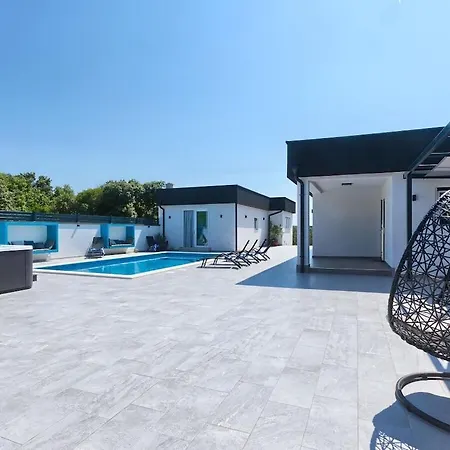 וילה In With Swimming Pool *