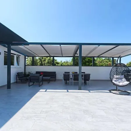 In With Swimming Pool וילה