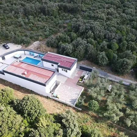 In With Swimming Pool וילה *